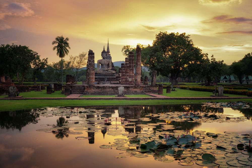 Wat Mahathat à Sukhothai au coucher du soleil